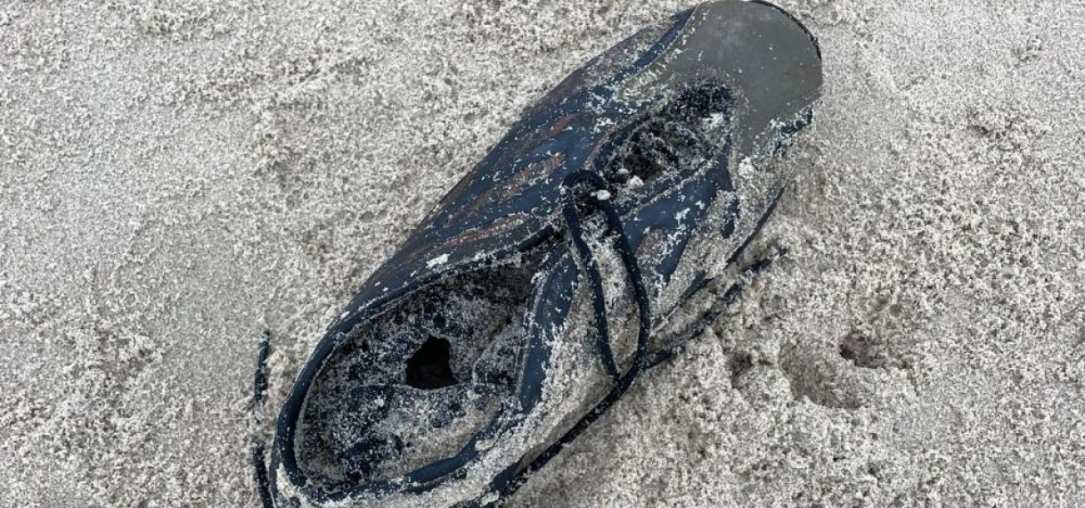 Voorbijganger vindt schoen met voet erin op strand
