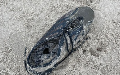 Voorbijganger vindt schoen met voet erin op strand