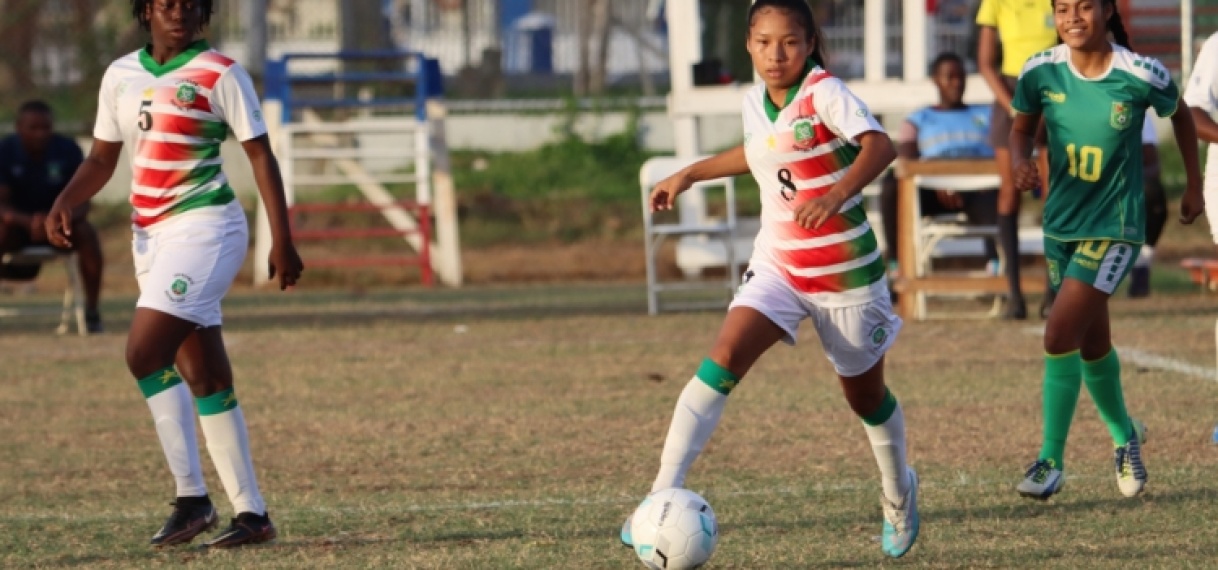 U-17 meisjes voetbalsters Suriname en Guyana gooien het op een akkoordje