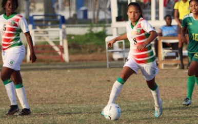 U-17 meisjes voetbalsters Suriname en Guyana gooien het op een akkoordje