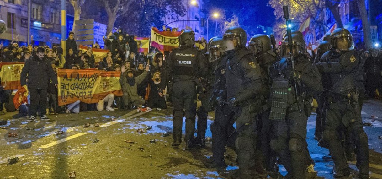 Rellen bij protest tegen amnestie voor Catalaanse separatisten in Madrid