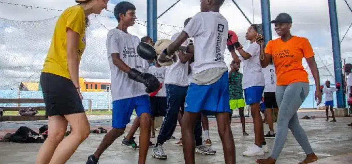 Tevreden gezichten bij sportdag kinderen met een beperking