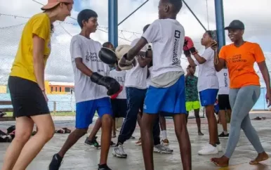 Tevreden gezichten bij sportdag kinderen met een beperking