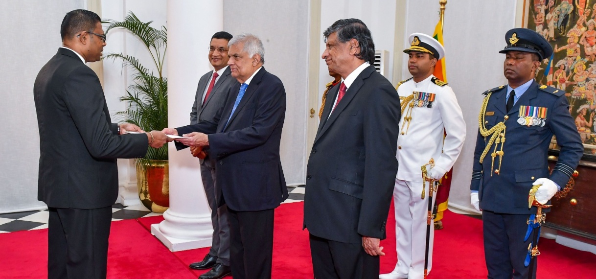 Surinaamse ambassadeur overhandigt geloofsbrieven aan de president van Sri Lanka