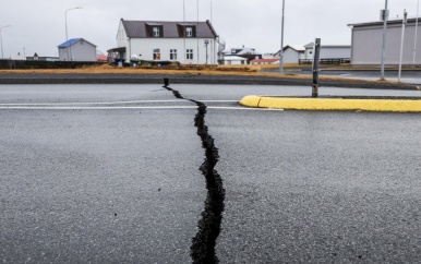 Wegdek in IJsland gescheurd door vulkanische activiteit