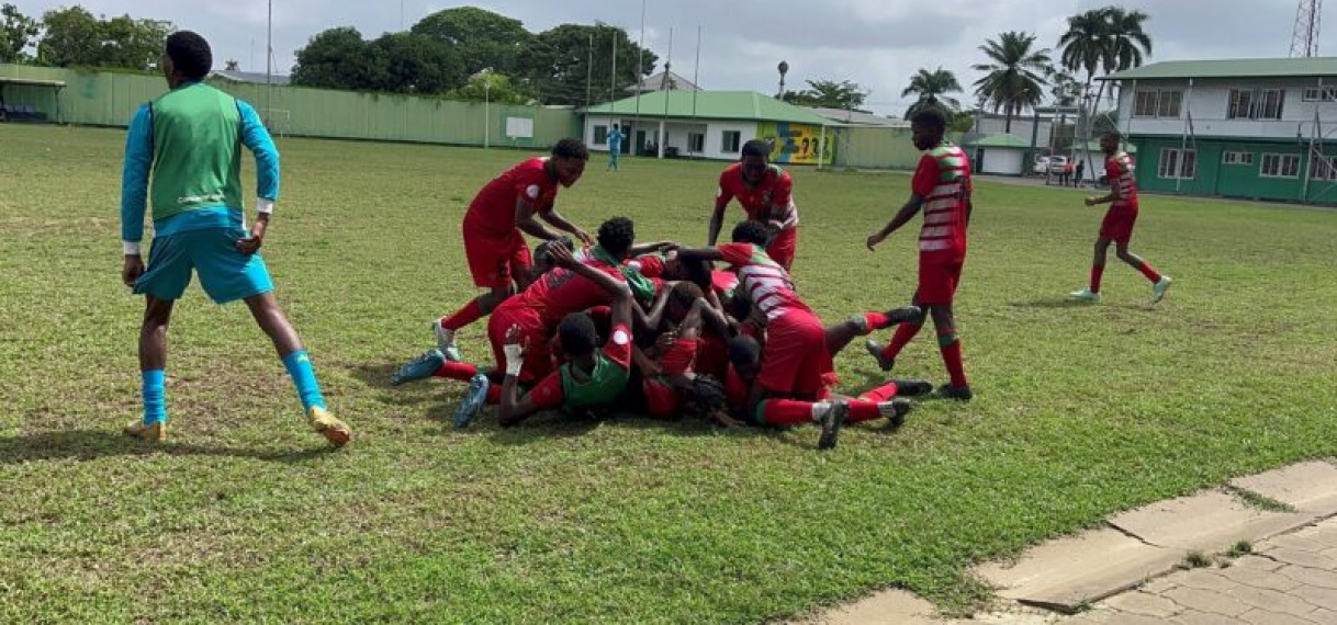 Suriname pakt jongens voetbaltitel moeizaam