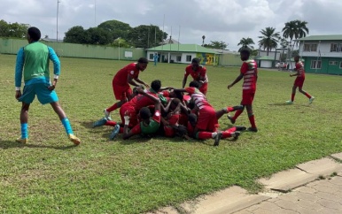 Suriname pakt jongens voetbaltitel moeizaam