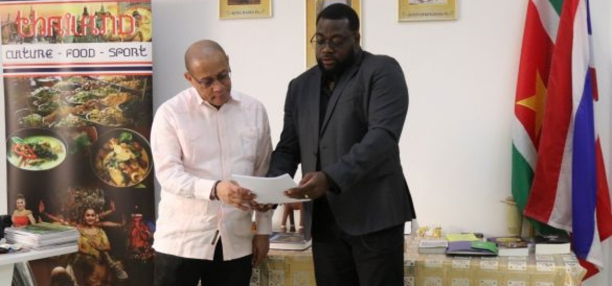 Minister Mac Andrew ontvangt full scholarship voor studie in Thailand