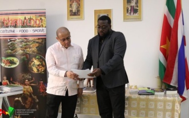 Minister Mac Andrew ontvangt full scholarship voor studie in Thailand