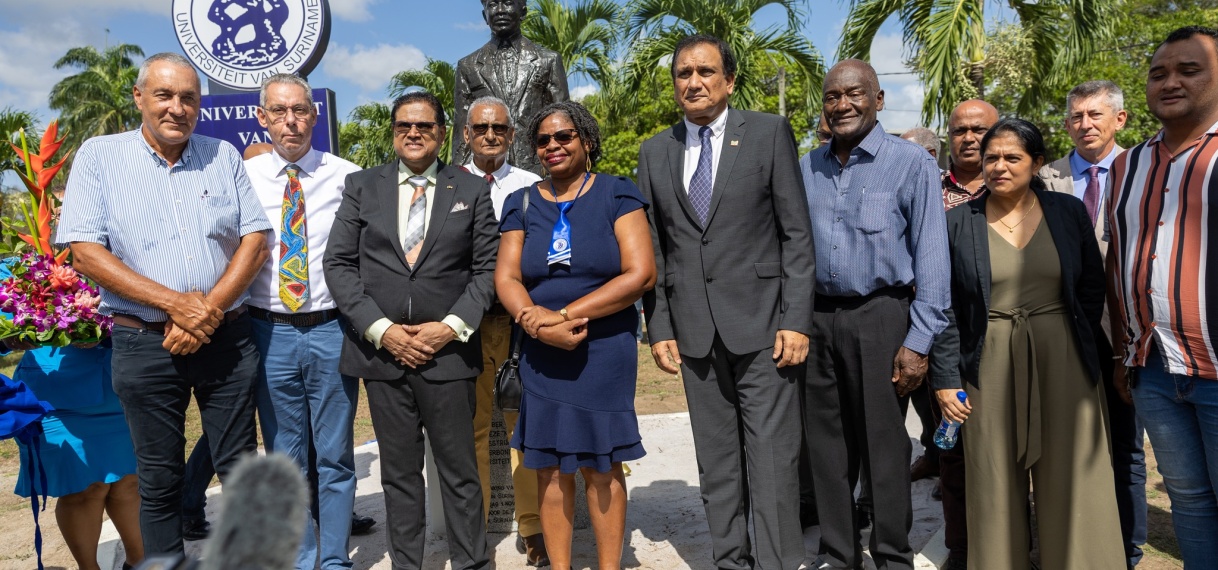 Standbeeld Anton de Kom onthuld bij de universiteit