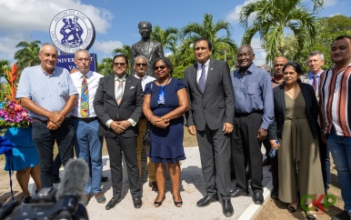 Standbeeld Anton de Kom onthuld bij de universiteit