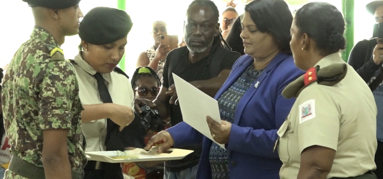 Defensie decoreert 50 militaire personeel