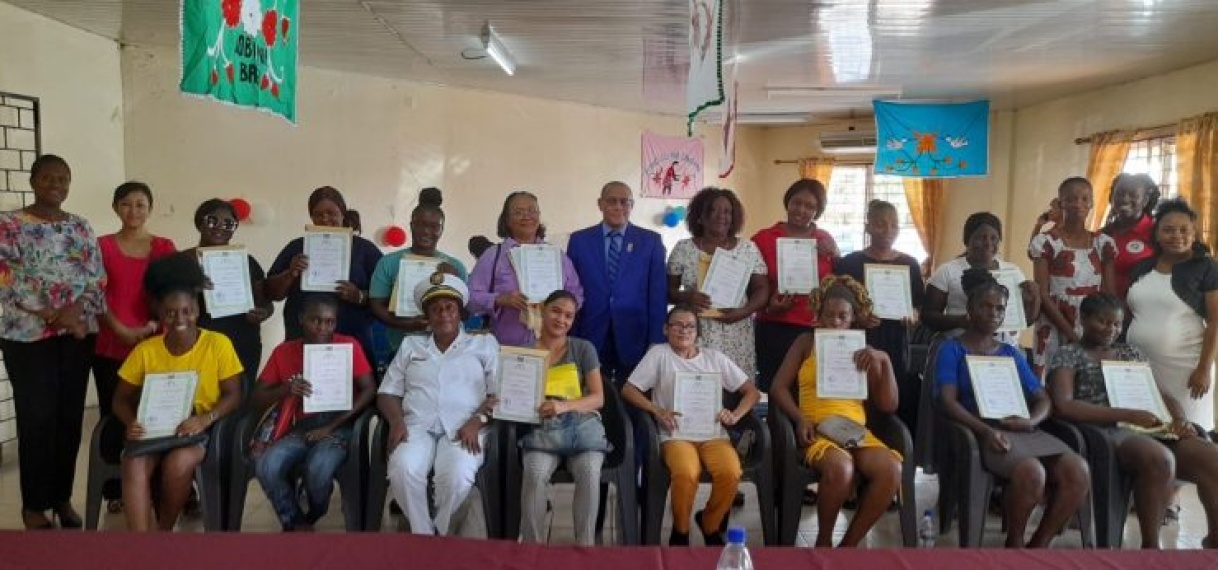 Getrainde vrouwen ontvangen certificaat textielbewerkingstechnieken