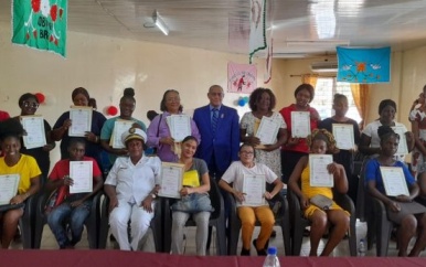 Getrainde vrouwen ontvangen certificaat textielbewerkingstechnieken