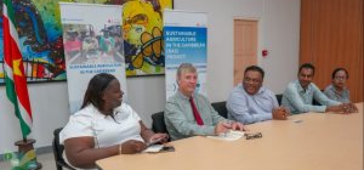 De World University of Canada schenkt multimedia-apparatuur aan LVV