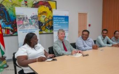 De World University of Canada schenkt multimedia-apparatuur aan LVV