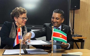 Nationale Rekenkamers Suriname en Nederland ondertekenen MOU