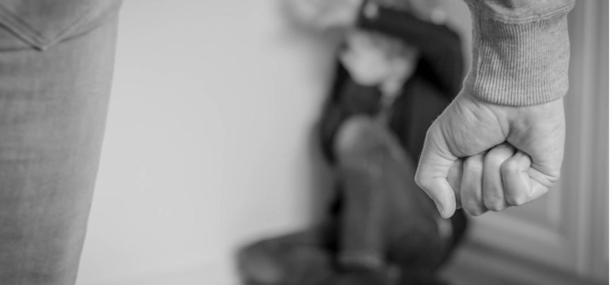 8-jarige jongen ernstig mishandeld door stiefvader; verdachte ingesloten