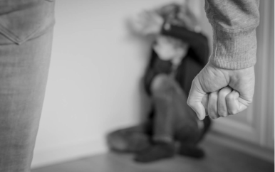 8-jarige jongen ernstig mishandeld door stiefvader; verdachte ingesloten