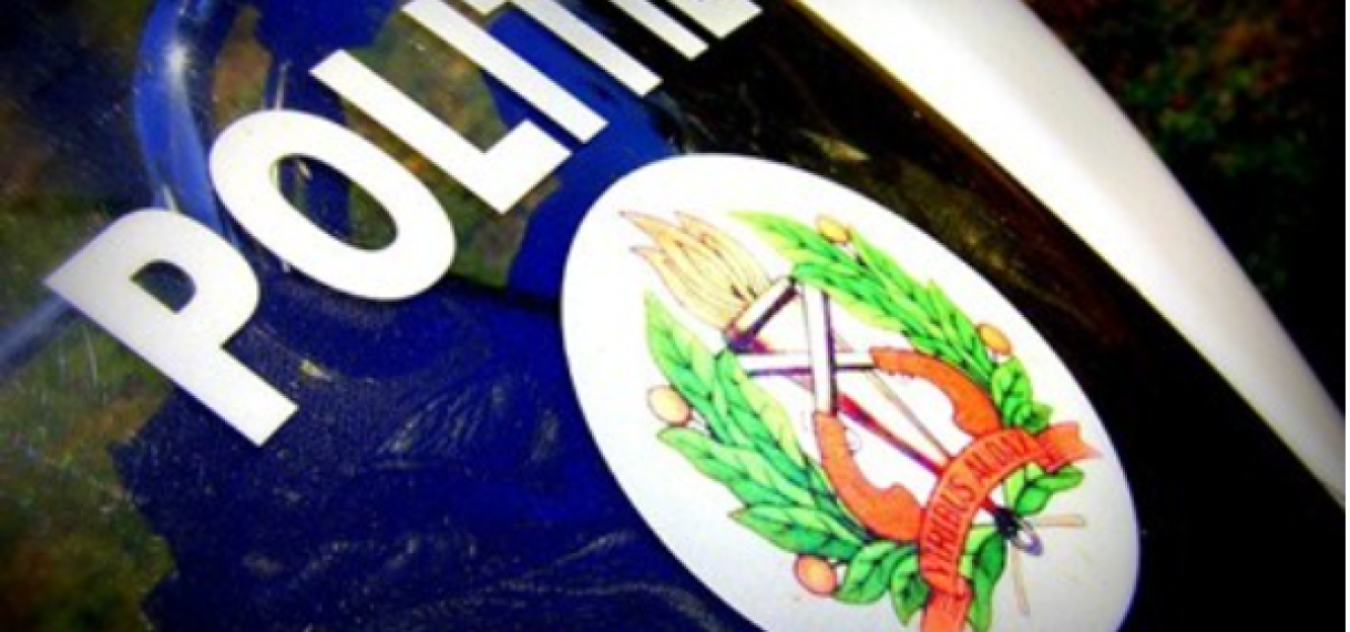 Benadeelde loopt schotverwonding op tijdens beroving; verdachten voortvluchtig