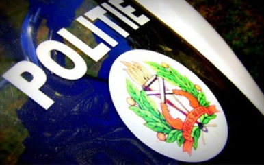 Benadeelde loopt schotverwonding op tijdens beroving; verdachten voortvluchtig