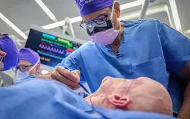 Chirurgen voeren eerste succesvolle oogtransplantatie uit, al ziet patiënt niks