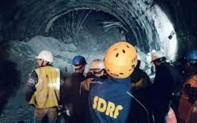 Tientallen Indiase arbeiders opgesloten in ingestorte tunnel