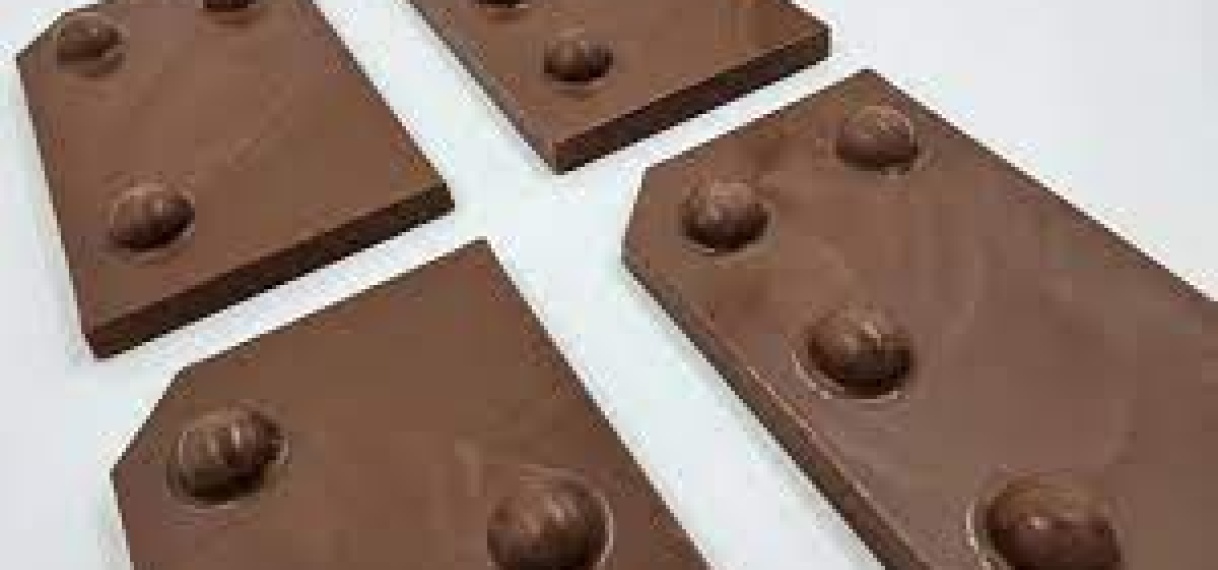 Blinde en slechtziende schoolkinderen krijgen speciale chocoladeletter in braille