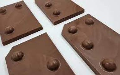 Blinde en slechtziende schoolkinderen krijgen speciale chocoladeletter in braille