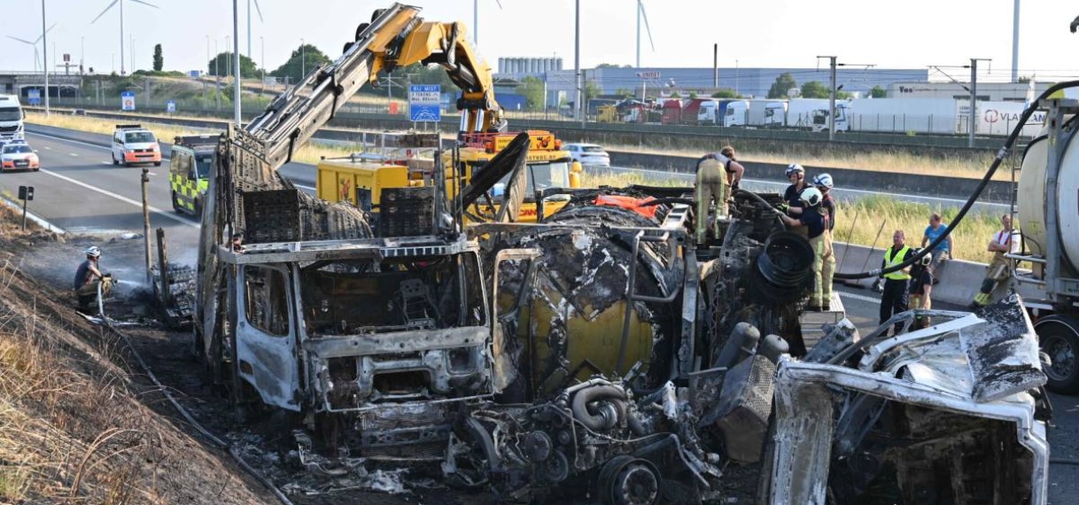 Belgisch treinstel in kreukels na botsing met vrachtwagen