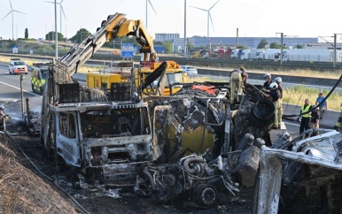 Belgisch treinstel in kreukels na botsing met vrachtwagen