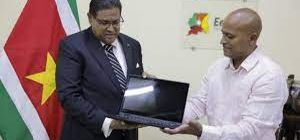 Teslacom Computers Benelux gedenkt Surinaamse instellingen met technologisch apparatuur