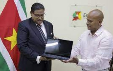 Teslacom Computers Benelux gedenkt Surinaamse instellingen met technologisch apparatuur