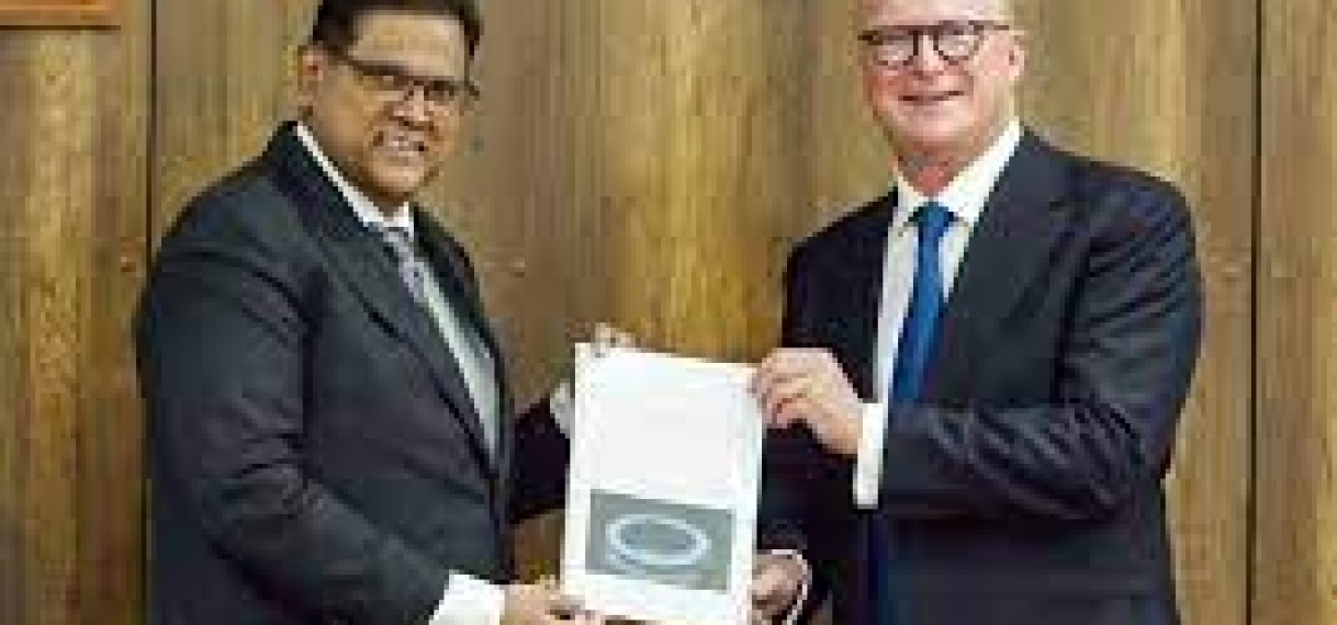 Studiegroep Ontwikkeling Gasexploitatie overhandigt eindrapport aan president Santokhi