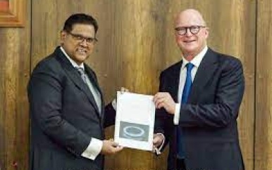 Studiegroep Ontwikkeling Gasexploitatie overhandigt eindrapport aan president Santokhi