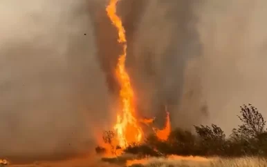 Australische boeren filmen zeldzame vuurtornado