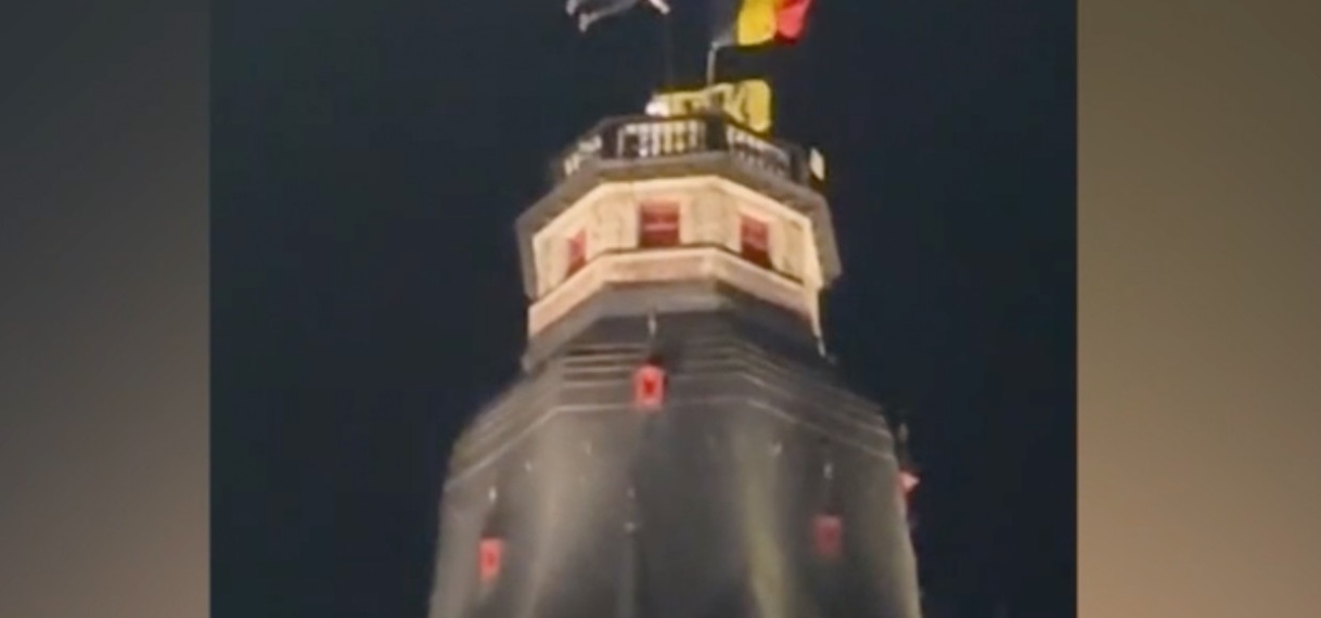 Man in België hangt tijdens storm aan vlaggenmast van toren