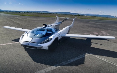 Uitvinders maken testvlucht met vliegende auto in VS