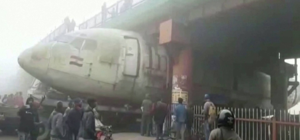 Vliegtuig raakt onderweg naar sloop klem onder brug in India