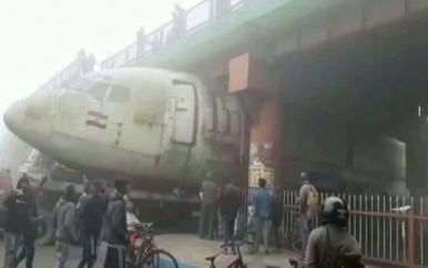 Vliegtuig raakt onderweg naar sloop klem onder brug in India