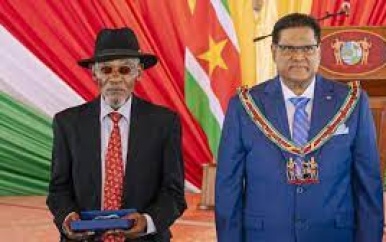 Gewezen voorzitter Bemiddelingsraad voor Geheel Suriname gedecoreerd