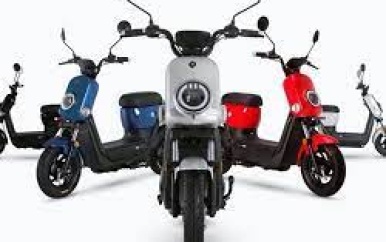 Verkeersregelgeving voor elektrische fietsen en scooters noodzakelijk