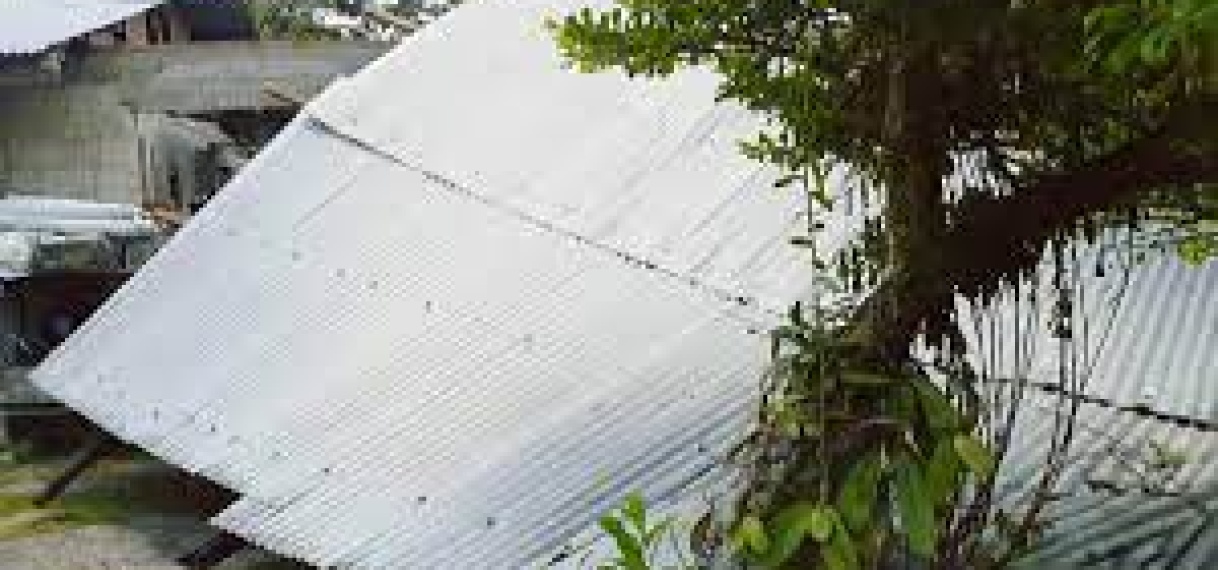 Daken van huizen weggerukt tijdens onweersbuien