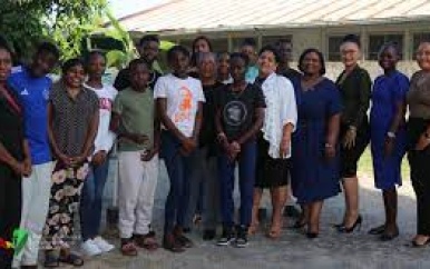 Jongeren met gehoorbeperking worden getraind in computervaardigheden