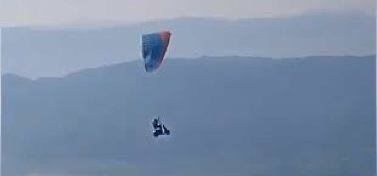 Paraglider vliegt rond op e-scooter in India