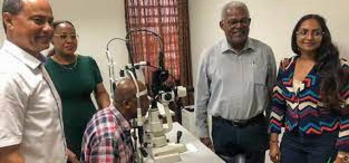 Staatsolie Foundation schenkt geavanceerde “Nidek Retina & Slt Laser” aan Suriname Eye Center