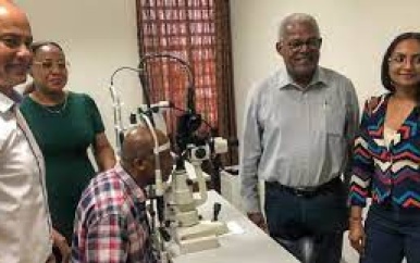 Staatsolie Foundation schenkt geavanceerde “Nidek Retina & Slt Laser” aan Suriname Eye Center