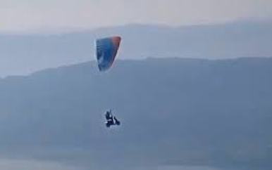 Paraglider vliegt rond op e-scooter in India