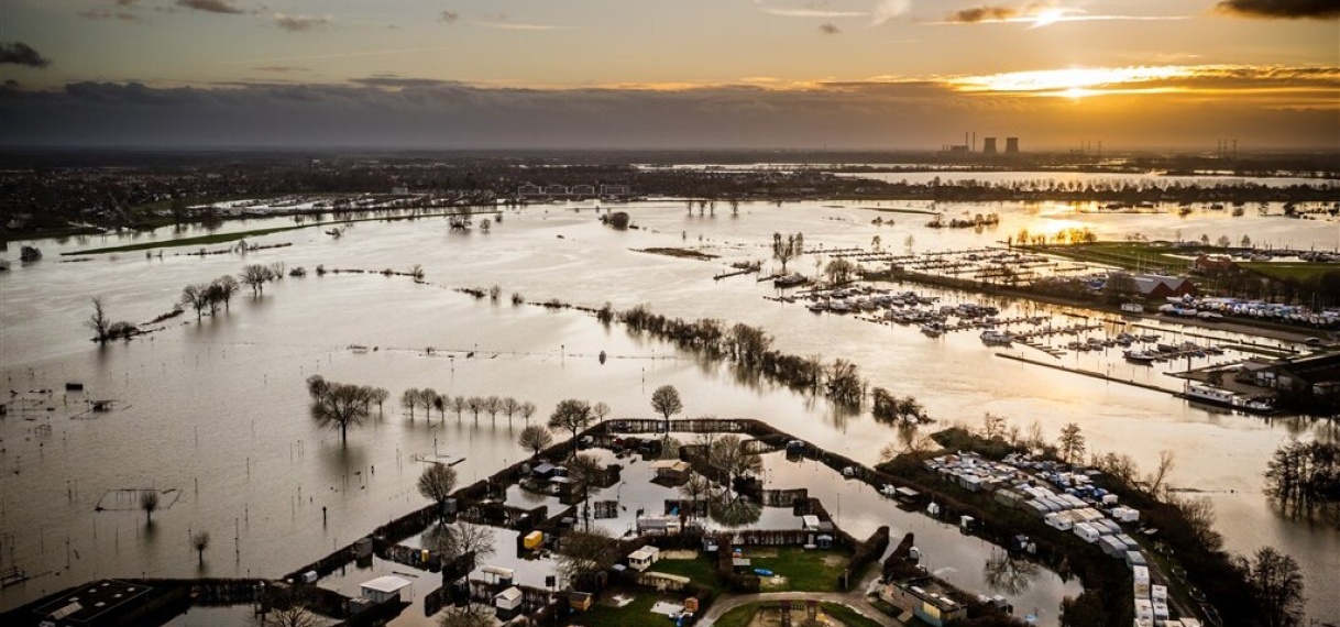 Wateroverlast zorgt voor drukte bij loodgieters, dakdekkers en rioolbedrijven