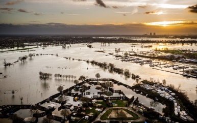 Wateroverlast zorgt voor drukte bij loodgieters, dakdekkers en rioolbedrijven